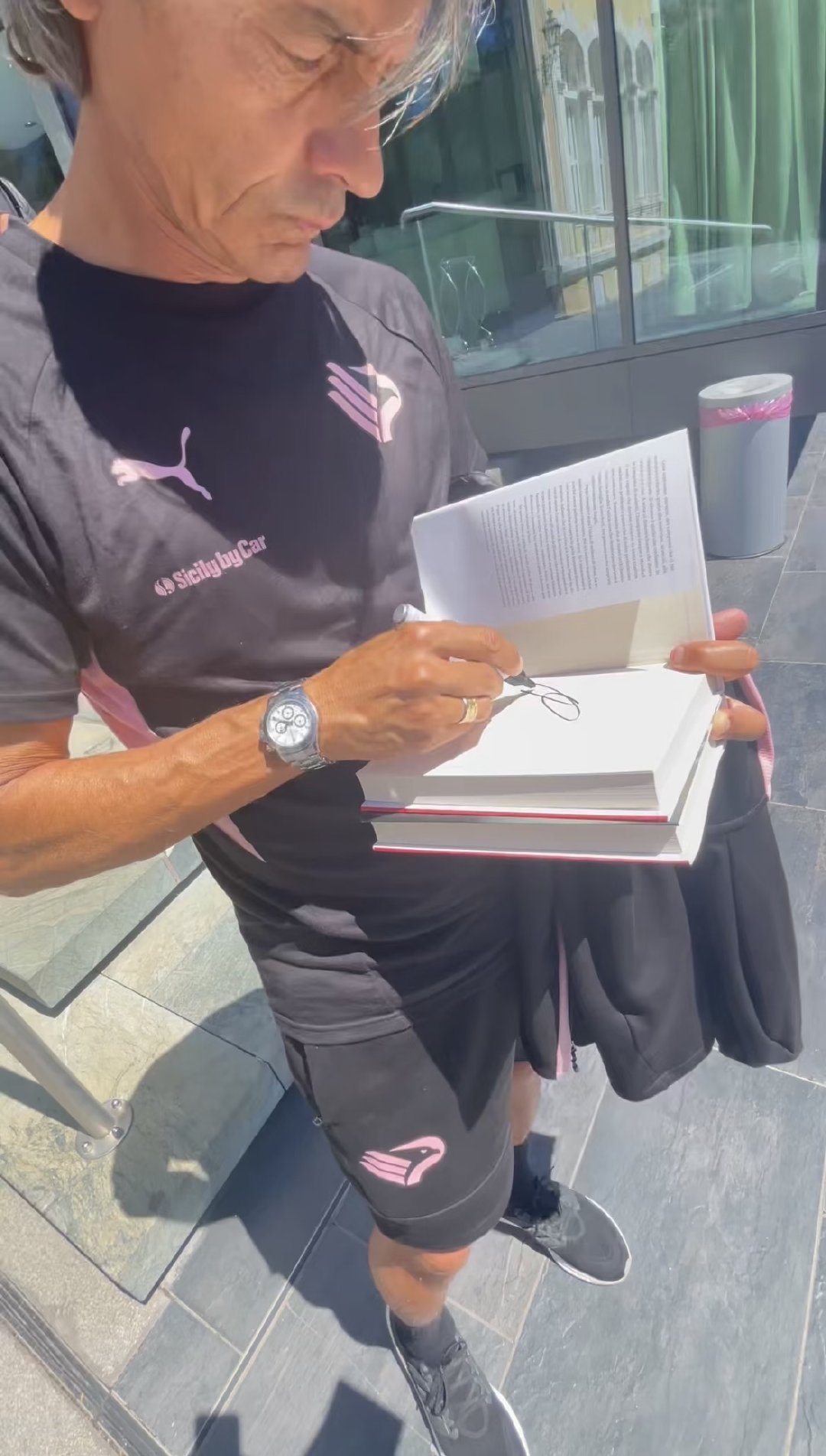 兜兜转转，这本亲签自传还是到了我的手里，哈哈哈 ​​​