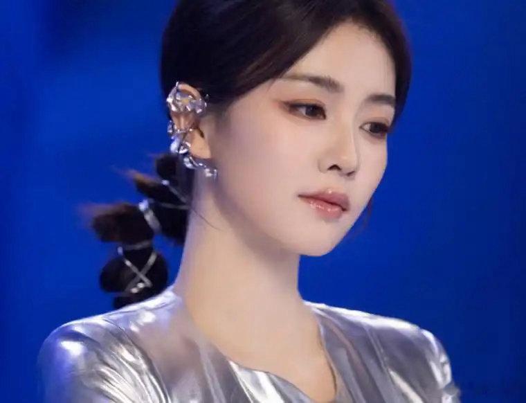 网传白鹿相关旧恋情引发热议，针对不实传言，其团队已发布声明，并委托律师对多平台造