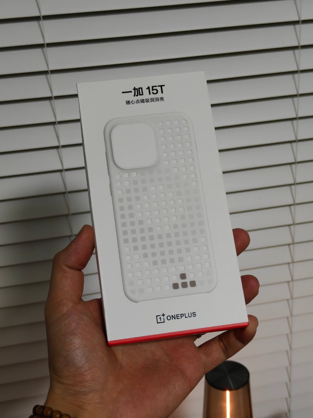 洞洞壳到货了，盘起来。15T这次的壳，小方块是软硅胶材质的。壳子是白色的，触感也