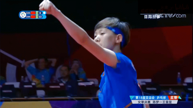 王曼昱打拍子跟唱亚洲雄风也期待王曼昱选手的赛场哦，中国队加油，王曼昱加油