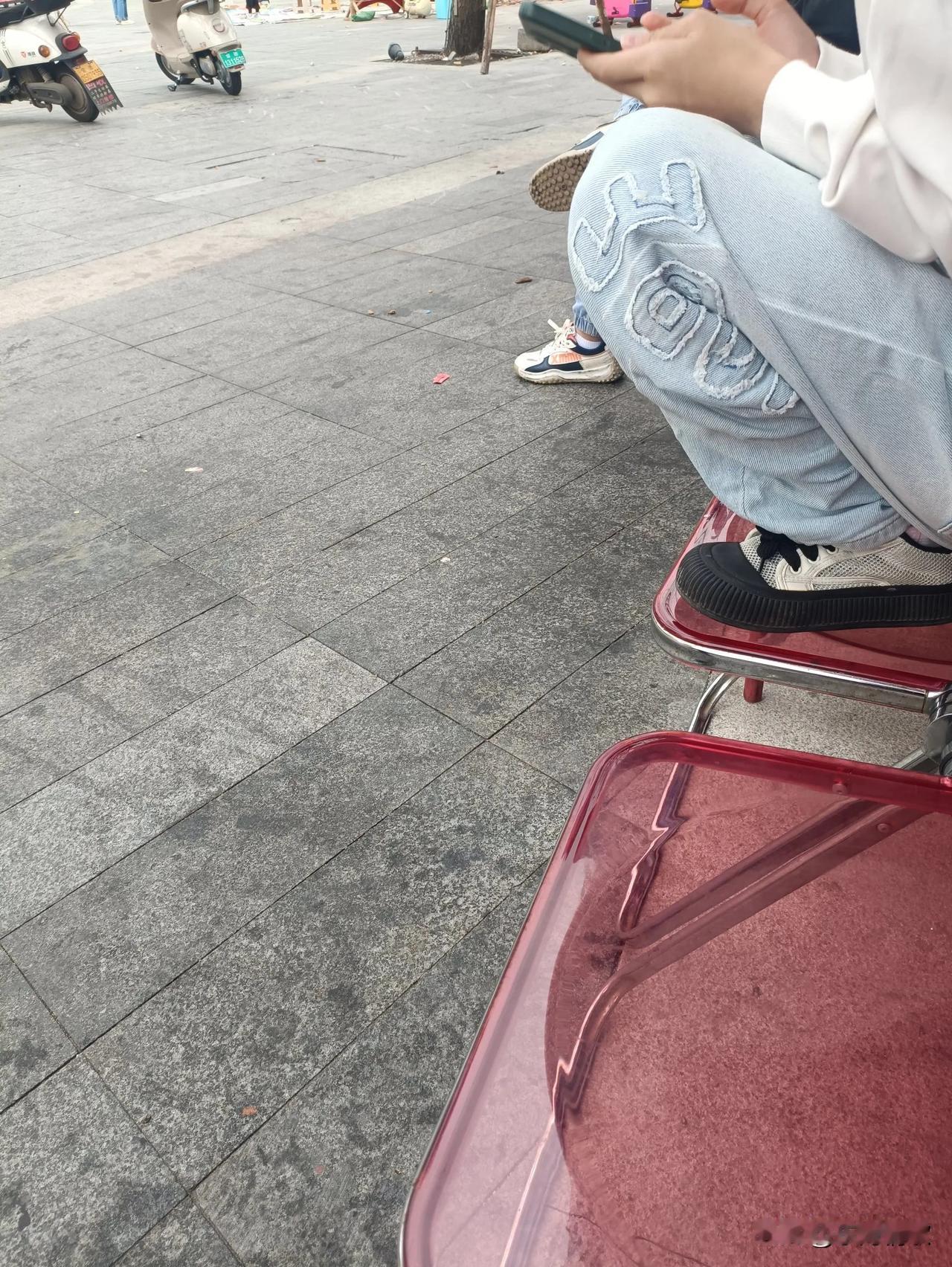 有些人，素质真的是堪忧，我每天都要在这店的椅子上坐，没想到今天来坐的时候看到有个