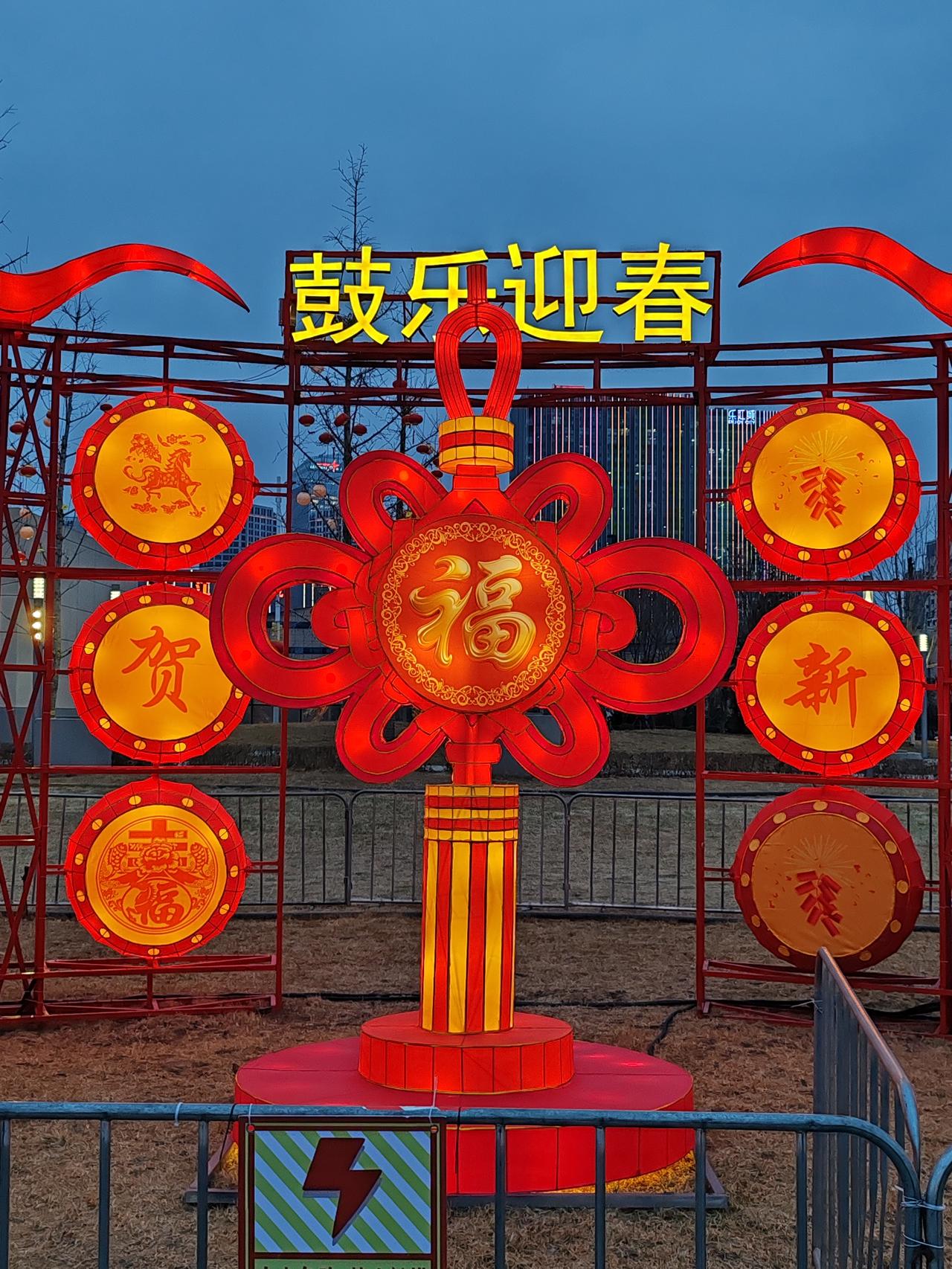 上联:途路高低皆踏过
下联:四时往复唯践行
此下联对仗工整，意境与上联相呼应，展