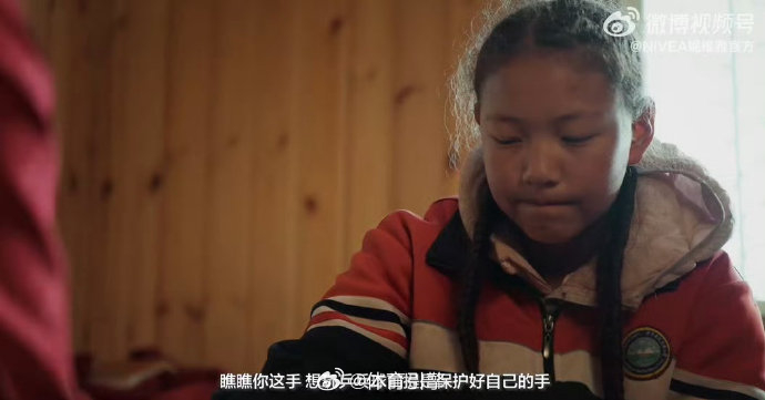 妮维雅孙颖莎追光女孩 从球台边的每一次挥拍，到领奖台上的每一次闪耀，孙颖莎用刻进