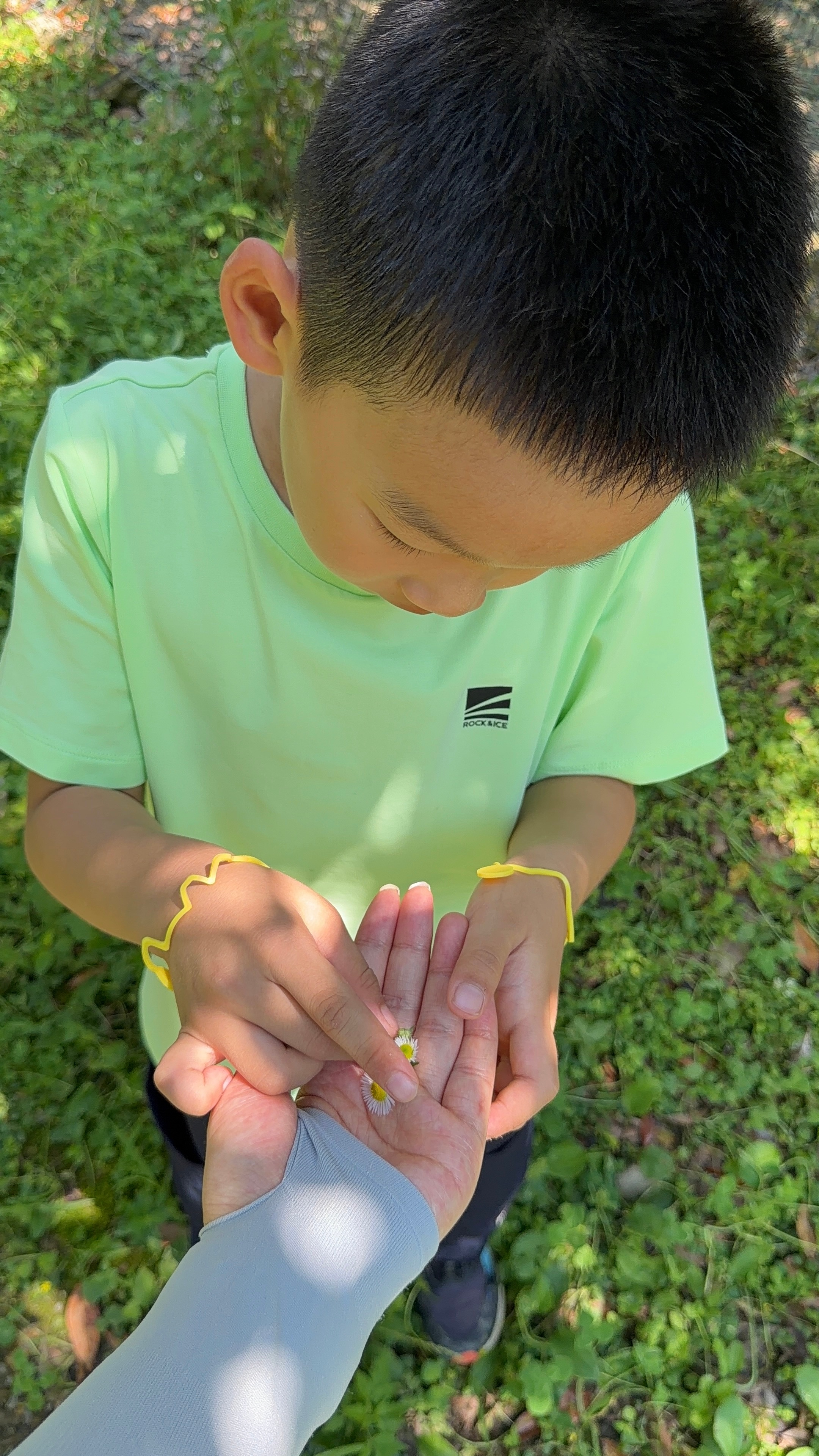 "妈妈你闭上眼"我以为他抓了只虫子要吓我结果他轻轻放了一朵花啊啊啊啊啊，朋友们，