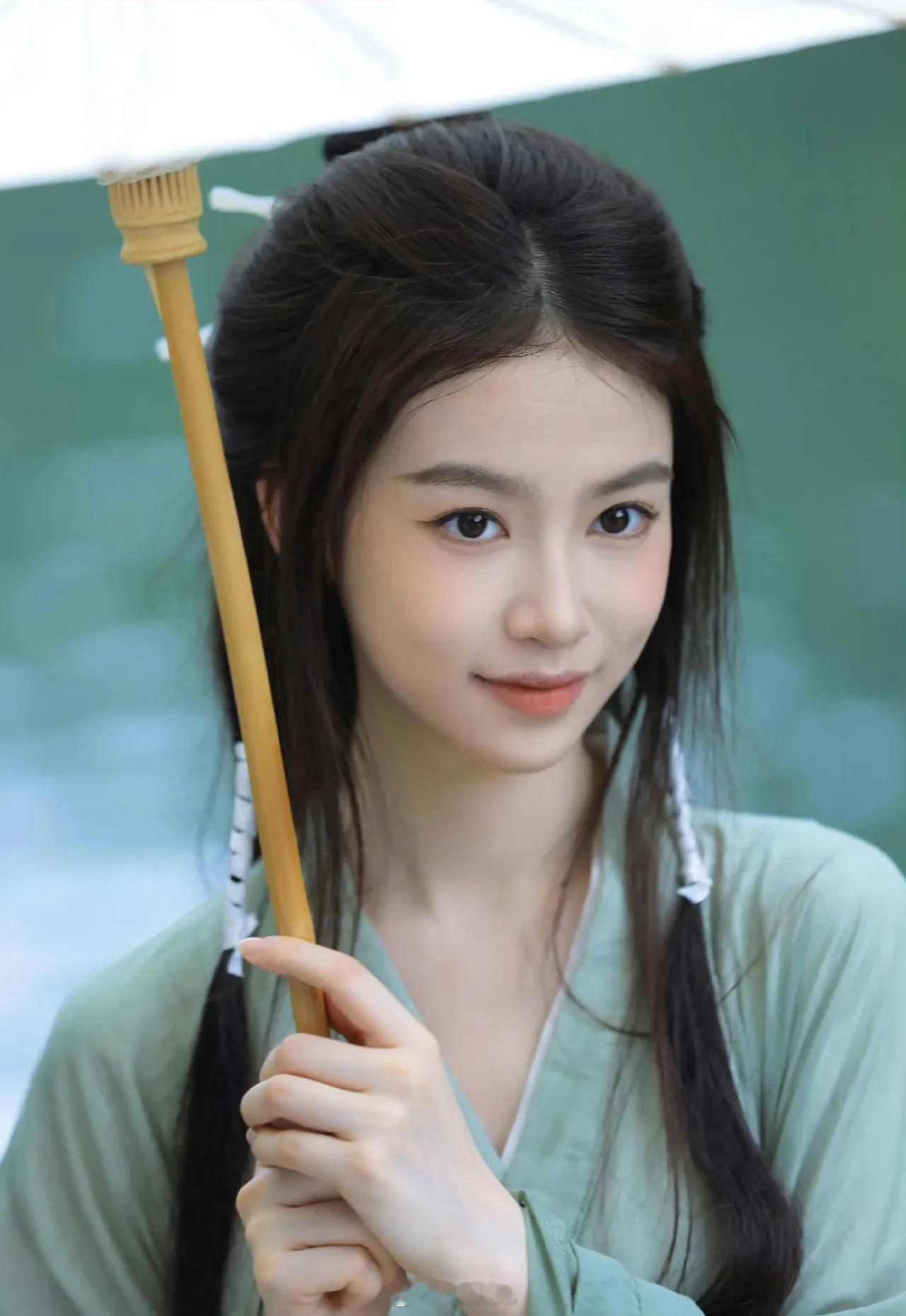 原来她就是成毅新剧的女主角……新人女演员，刘梦芮[二哈]和成毅合作过两部戏。第一