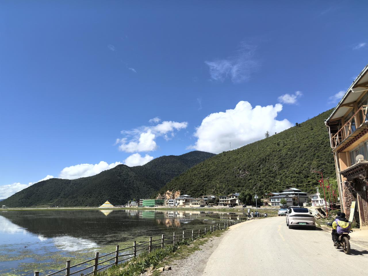 空姐以前是个很光鲜的职业，但现在说实话也只能算是普通的服务行业，跟银行柜员，高铁