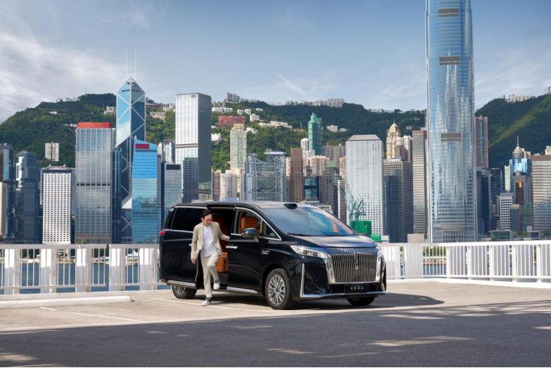 3月13日，保定爱情广场见证了一场特殊的交付盛典。央视春晚魔术师邓男子正式成为魏