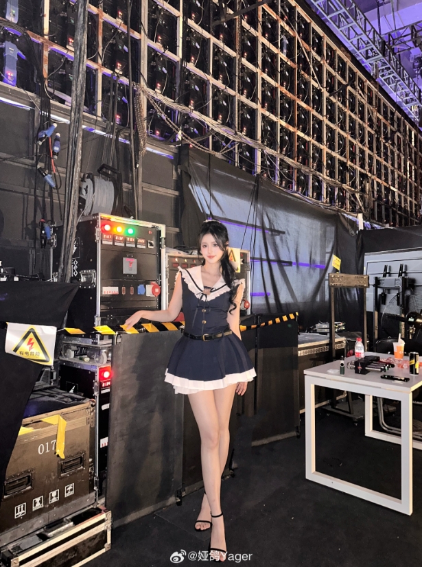 腿神！永劫无间美女主持娅鸽晒照：最近学会了小狗比心和女团拍照姿势