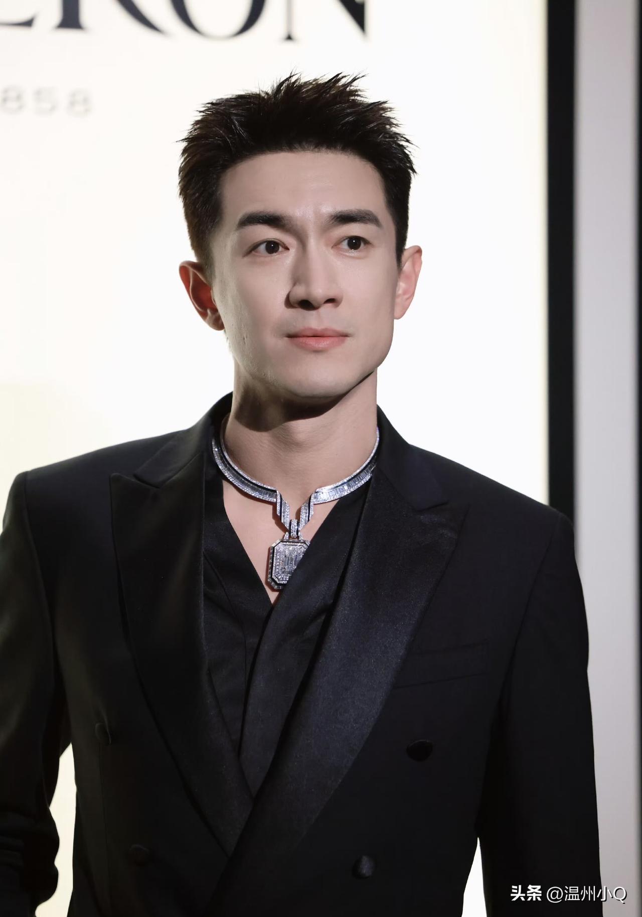 林更新的珠宝项链价值3800万，虽然真的真的很贵，但看着好卡脖子。不是我酸，项链