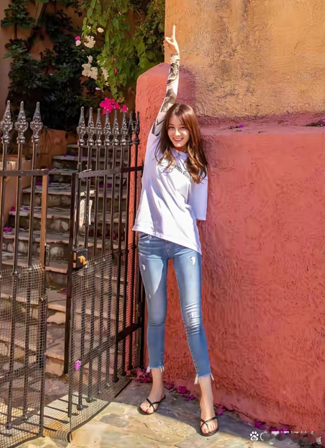 迪丽热巴的脚也太精致了吧，线条秀气又好看，细节都透着精致美感～ 