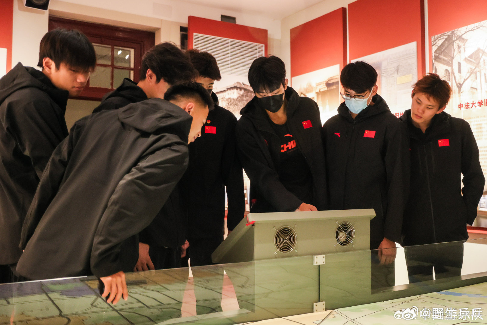 中国游泳队参观见学 国家游泳集训队全体教练员、运动员赴北大红楼开展联建活动，重温