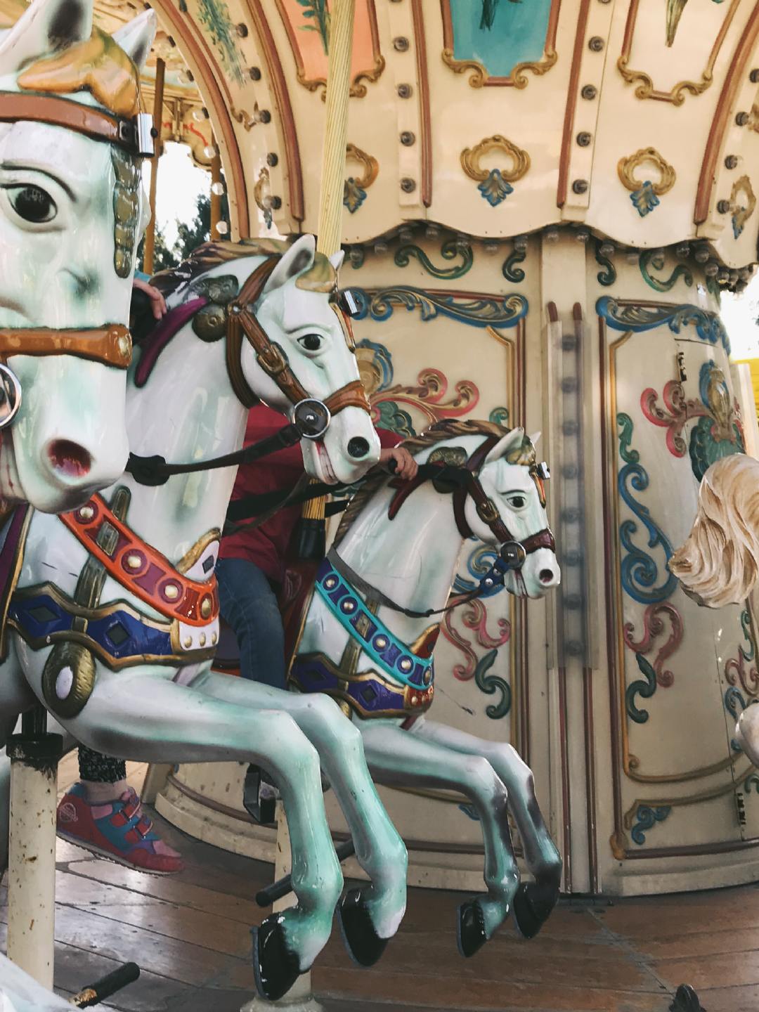 八岁到十八岁，中间隔着十年。十八岁到二十八岁，这之间却隔着一生啊。 