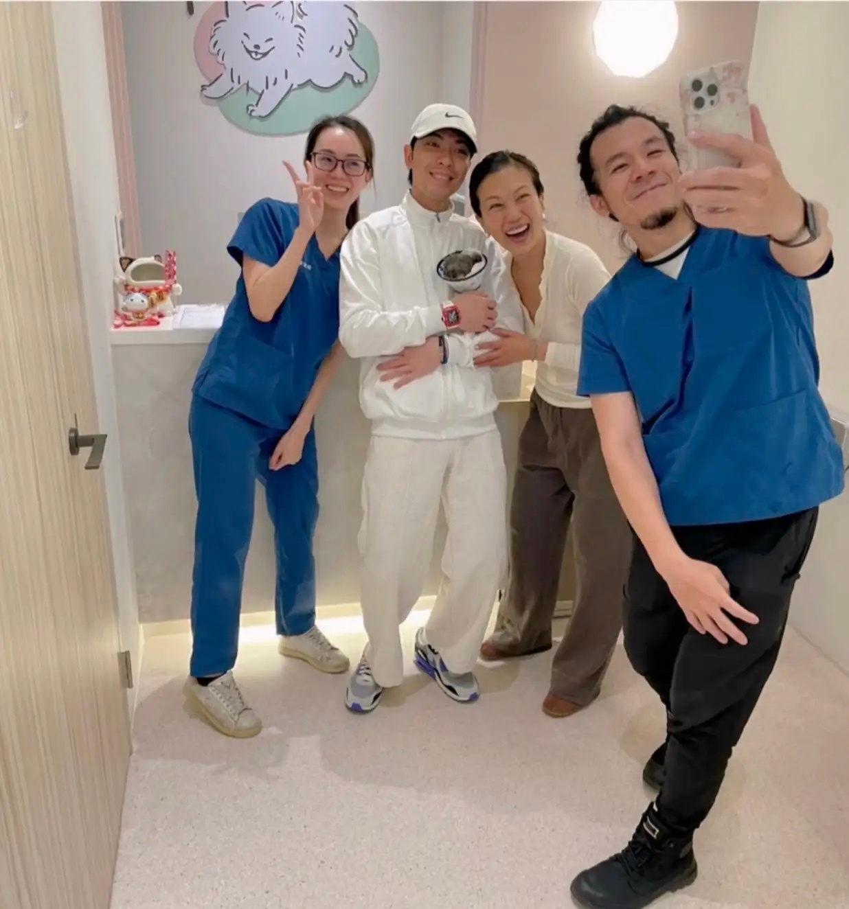 39岁萧敬腾和老婆林有慧带宠物狗到医院去拔牙。他这次露面的状态非常好，穿衣打扮时