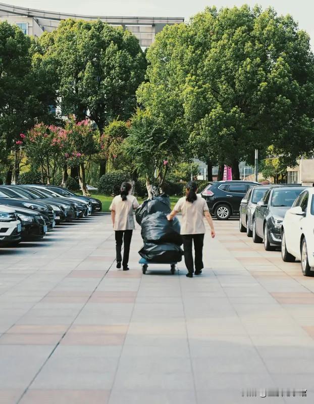 总算明白了老一辈和孩子念叨不结婚老了进养老院准会被护工打的原因，现在我算琢磨透了