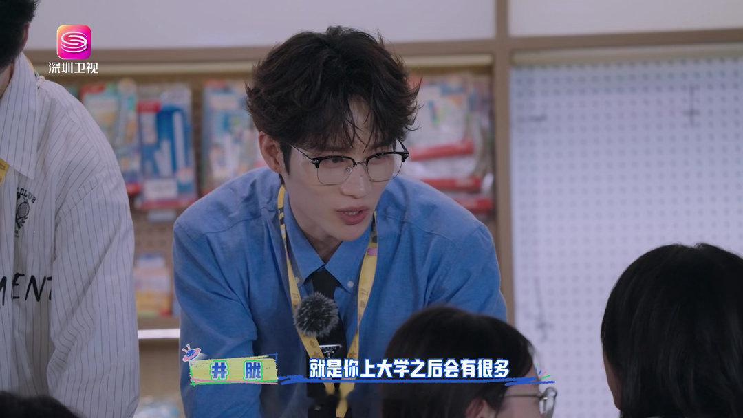 井胧这销售套路一套接一套的！看他在节目里给顾客推销文具礼盒，从吸引小朋友到“搞定