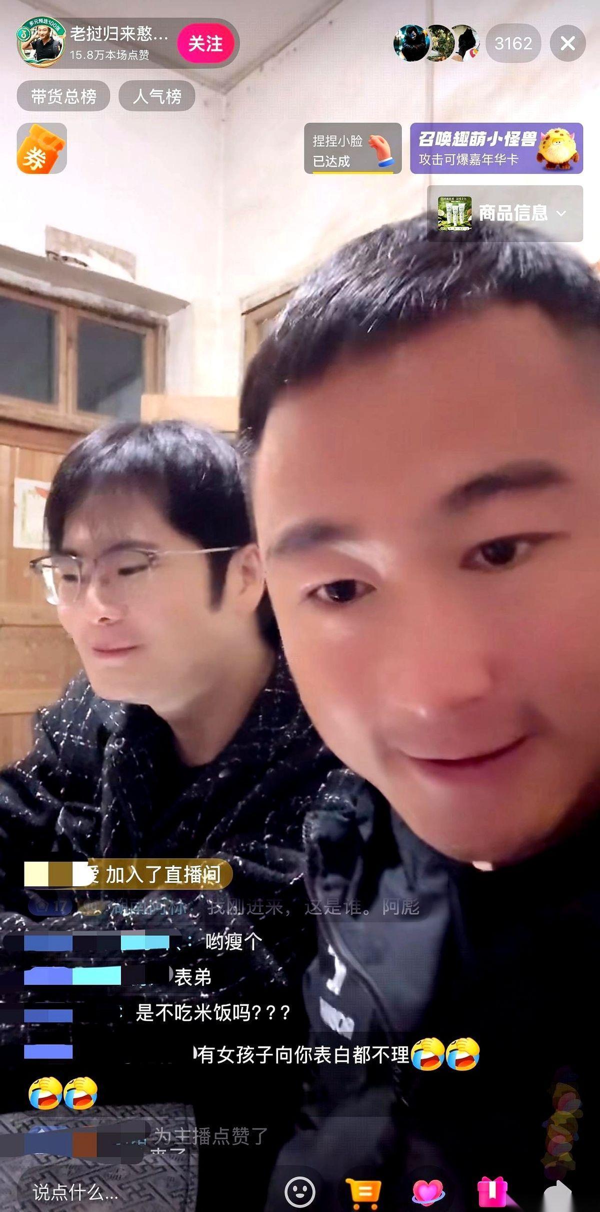 明天就要杀年猪了，今晚在外婆家的堂屋里，直播的灯就架起来了。
拉着眉清目秀的表弟