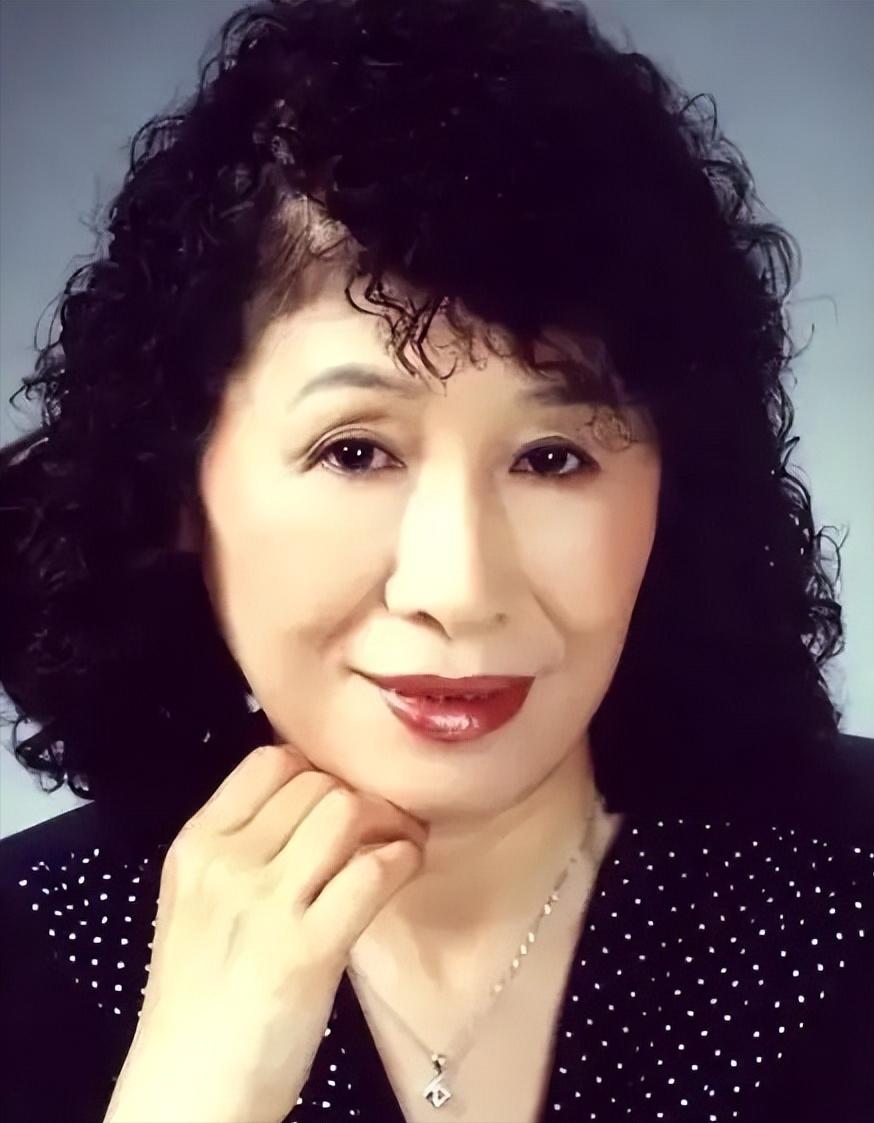 她是开国上将叶飞的女儿叶之枫，身为国家经委进出口局技贸结合处副处长，却勾结他人泄
