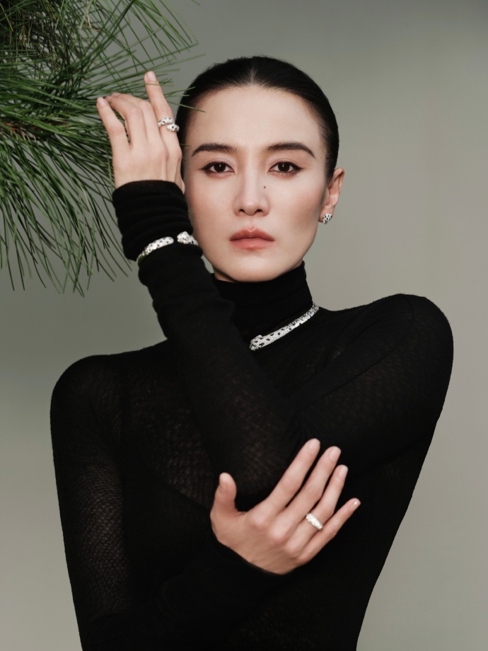 宋佳百花奖大光明造型宋佳绝美骨相宋佳百花奖大光明尽显松弛气场，全盘后梳放大五官优