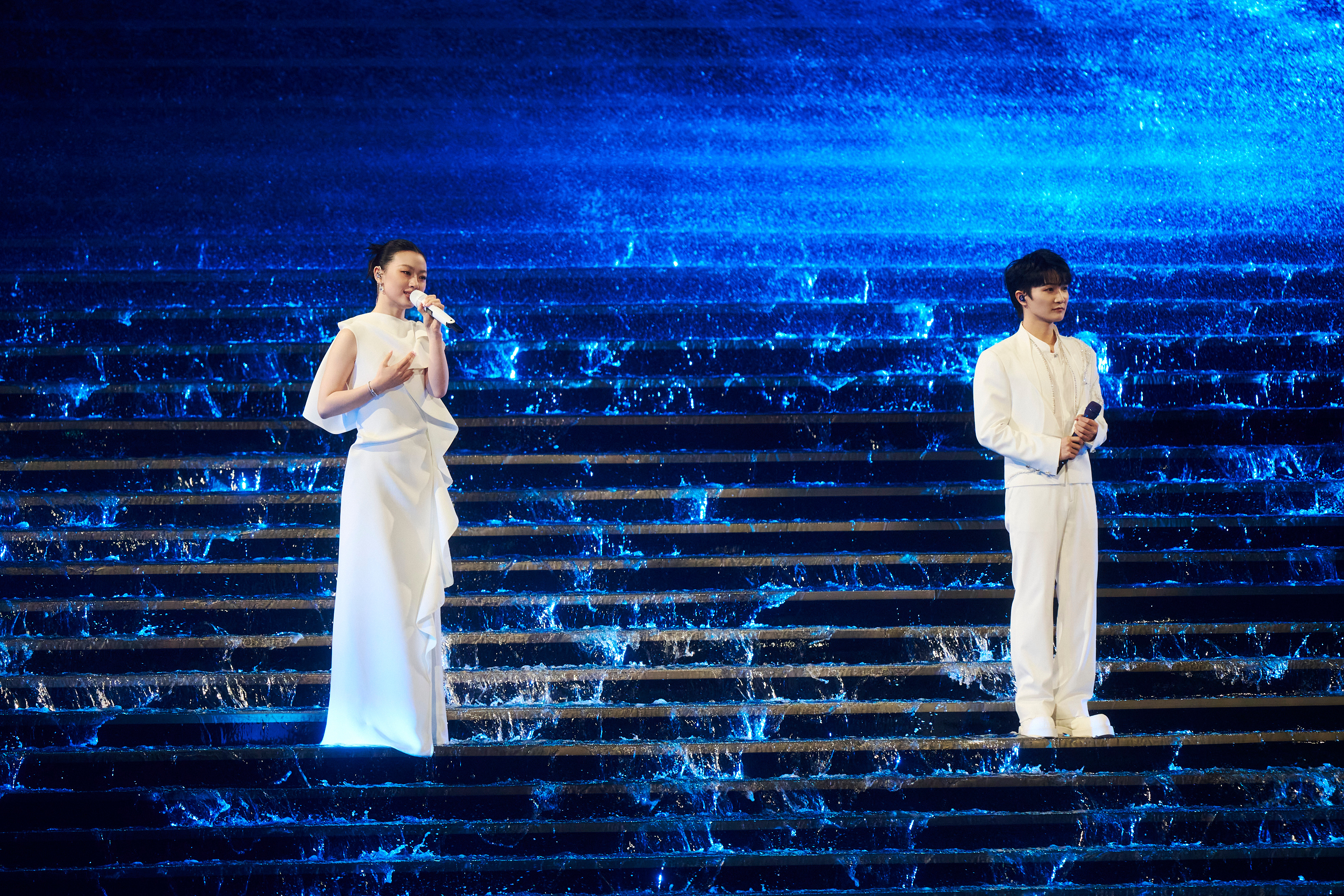 周深和单依纯全运会开幕式对唱主题曲《天海一心》，天籁之音太好听，被圈粉！ 摄影：
