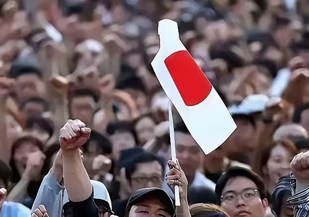 那位日本华人的话，听着挺唬人，其实骨子里还是几十年前那套老掉牙的仰视视角。他说日
