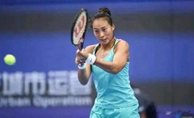 郑钦文退出武网后现身长城捧奖杯拍照，她比所有人想的都清醒