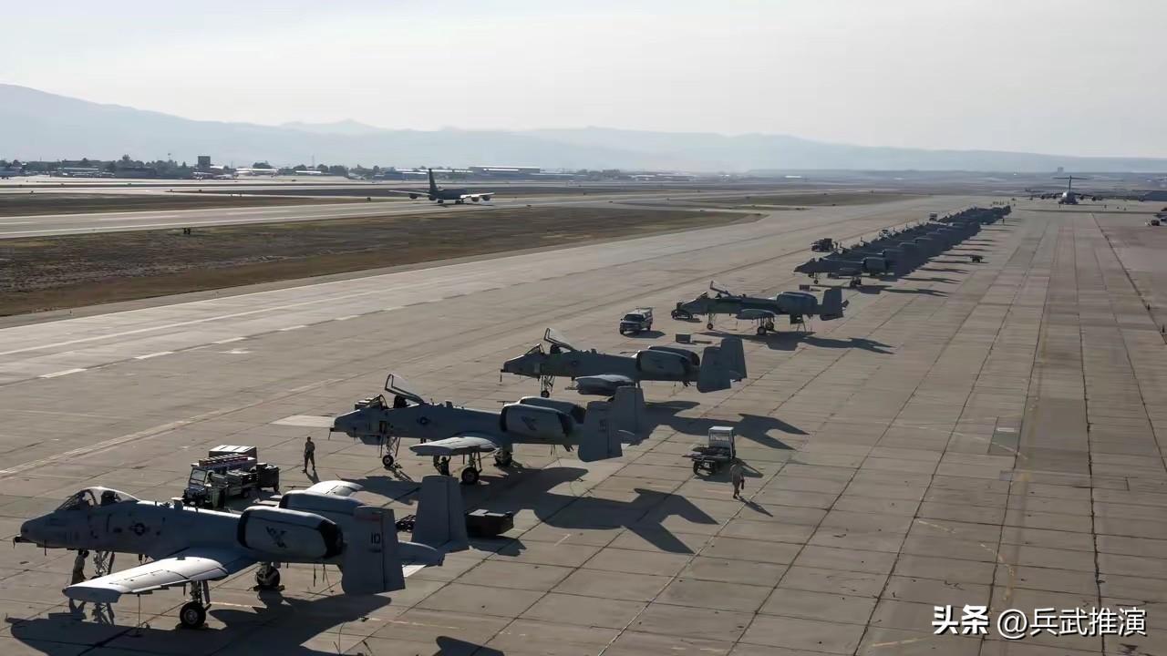 美国空军190中队的14架A-10C攻击机正在从爱达荷州戈文菲尔德空军国民警卫队