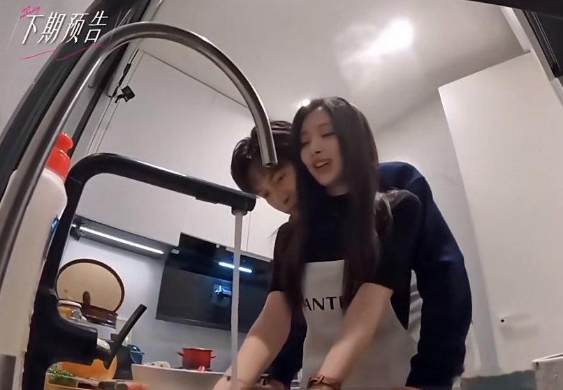 周佑凌柳柳背后抱周佑凌徐绿杨背后抱 啊啊啊啊啊 