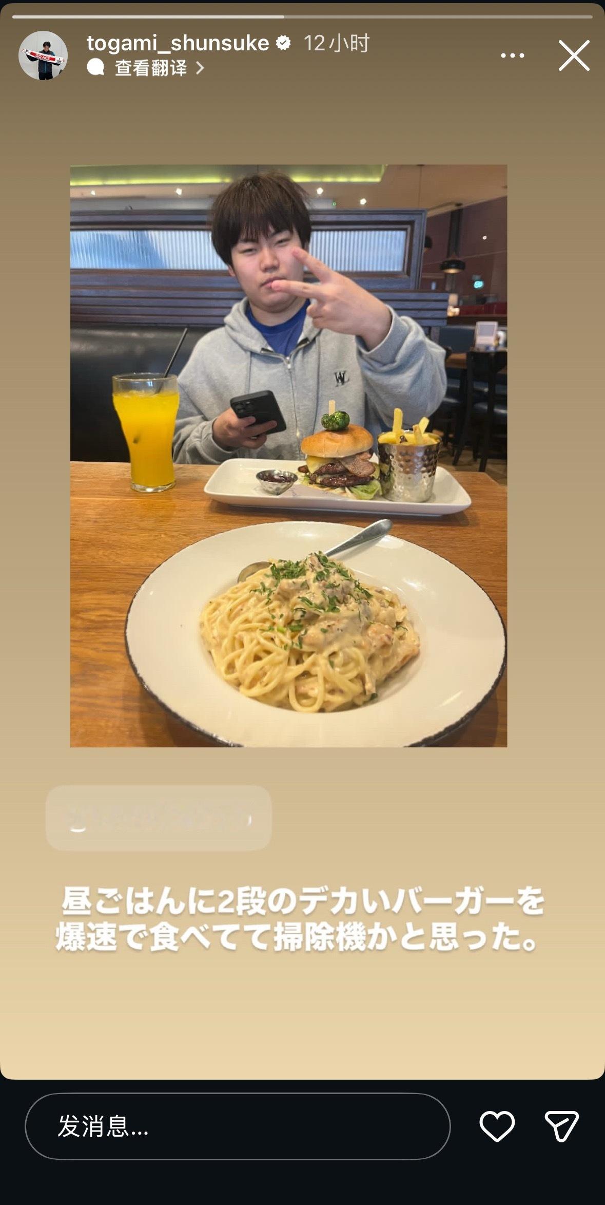 怎么会这么好笑翻译来自豆包“午饭的时候，（某人）以迅雷不及掩耳之势干掉了双层大汉