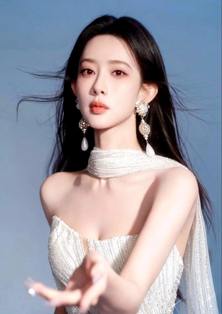 孟子义又上热搜了，这次是因为“太漂亮”？！

她在凤凰网《非常道》节目里聊起早年