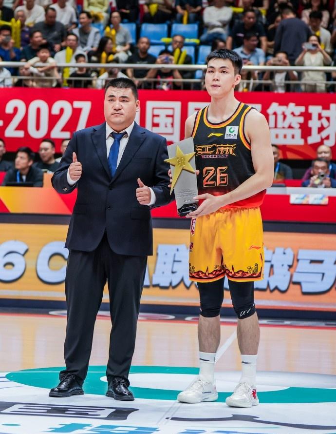 揭幕战温情一刻！庞峥麟在丹阳主场赛前，领取2025-2026赛季CBA战马年度最