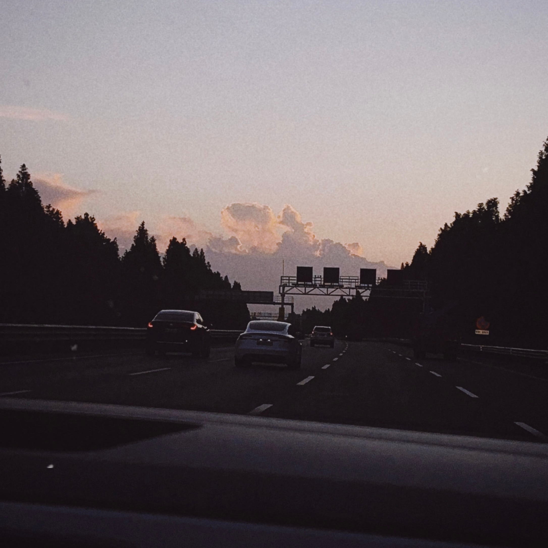 此刻的路，幻彩的云。 ​​​