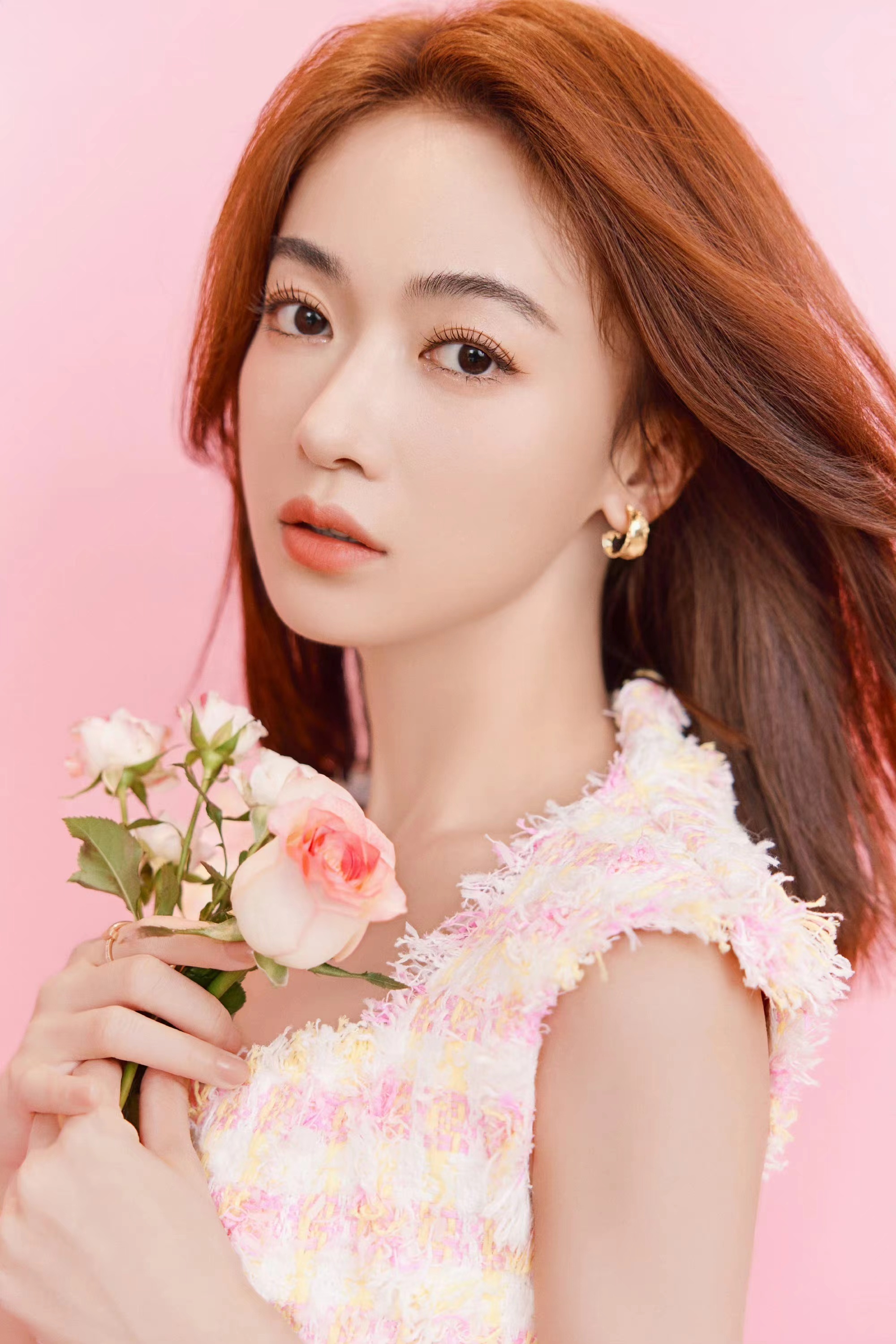#吴谨言拿花##吴谨言小香吊带裙#吴谨言小香吊带裙，哇塞哇塞 ​​​