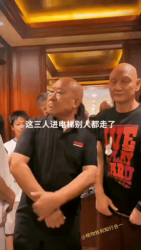 这三位演员把坏蛋角色刻画得入木三分。
尤其是中间这位，面目狰狞，凶相毕露，看着就