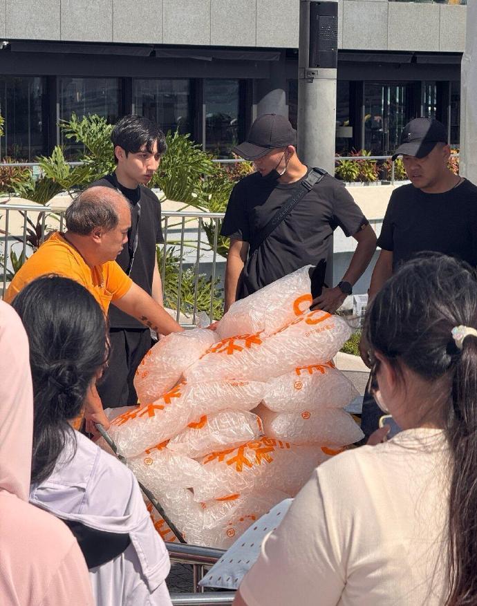 肖战完全来培养死士的根据现场情况，后续又追加冰块，能看出来一直在留意场外粉丝的处