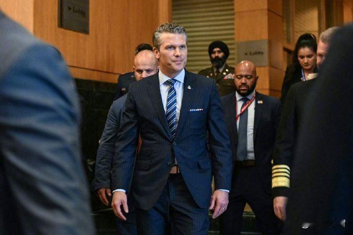 柯克遇刺后，美国高官们跟抢热门景点民宿似的往军事基地挤，连将军预留房都不够用，还