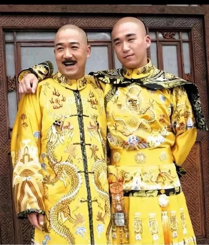 2003年，18岁的童瑶在中戏门口被张默打的不成人样，童瑶趴在地上哀求张默:“你