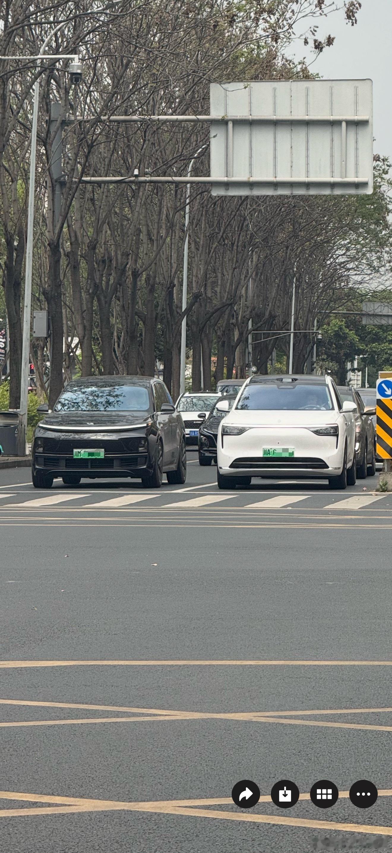 这么一对比，我感觉还是理想更好看一些，外形设计更经典、耐看！ 