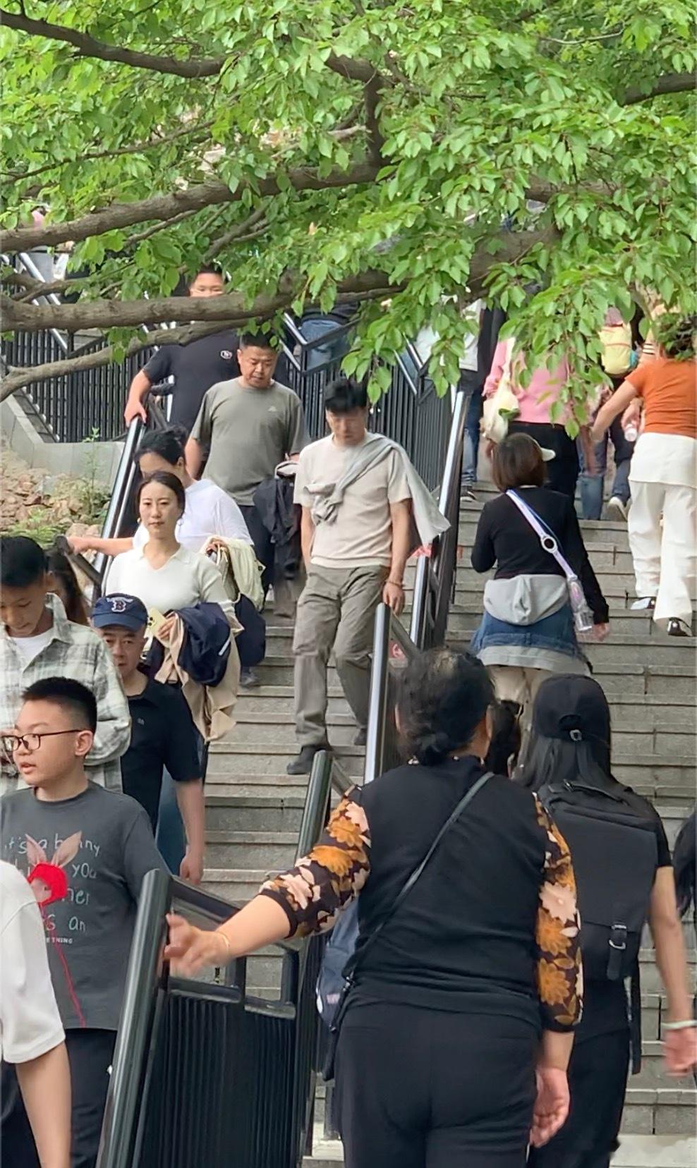 朋友问我现在去大孤山人还多不多，我说不是这个问题。这里不是等节假日才有人，节假日