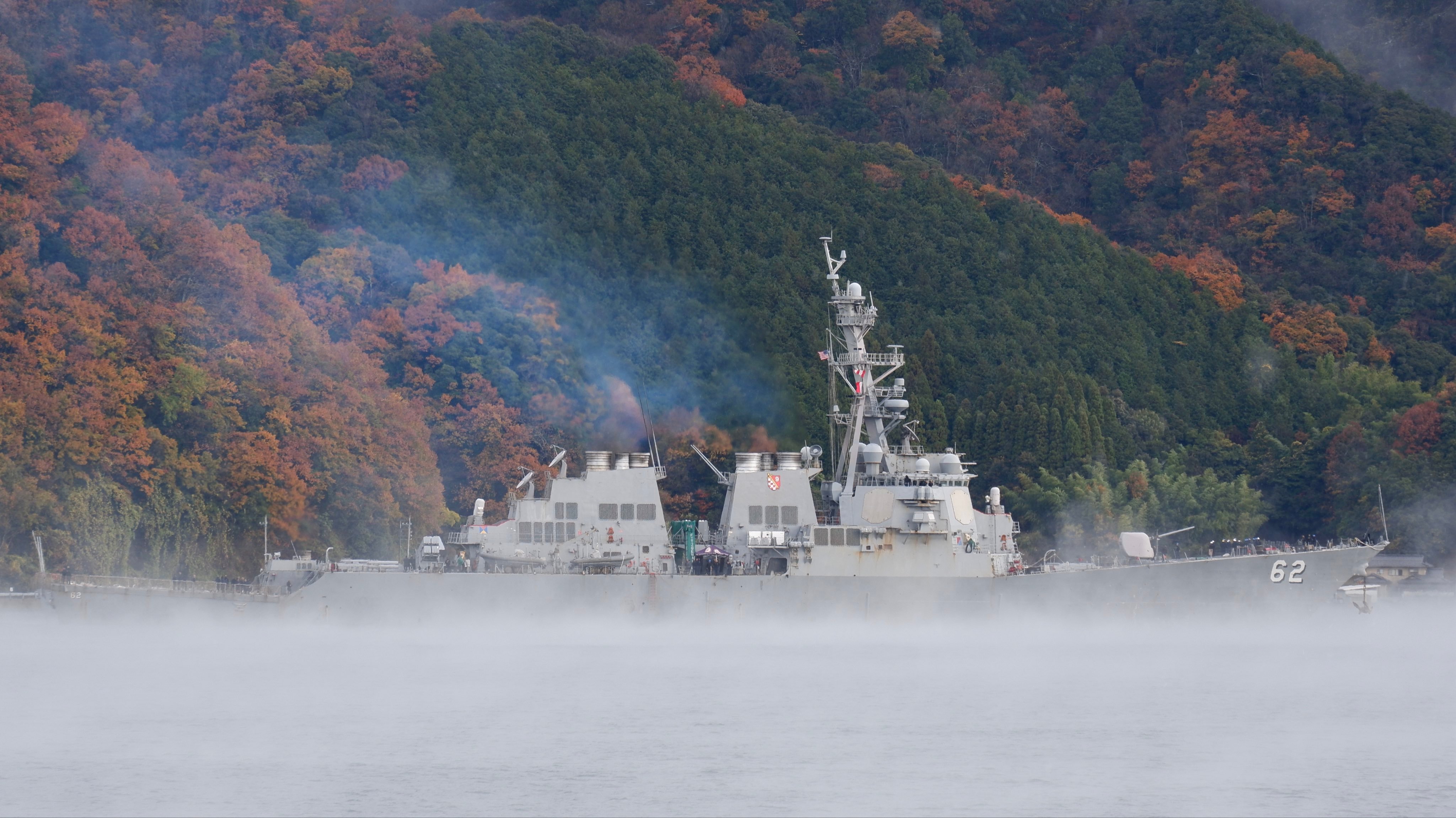 飞扬军事 12月4日，美国海军菲茨杰拉德号导弹驱逐舰在雾中驶入日本舞鹤港菲茨杰拉