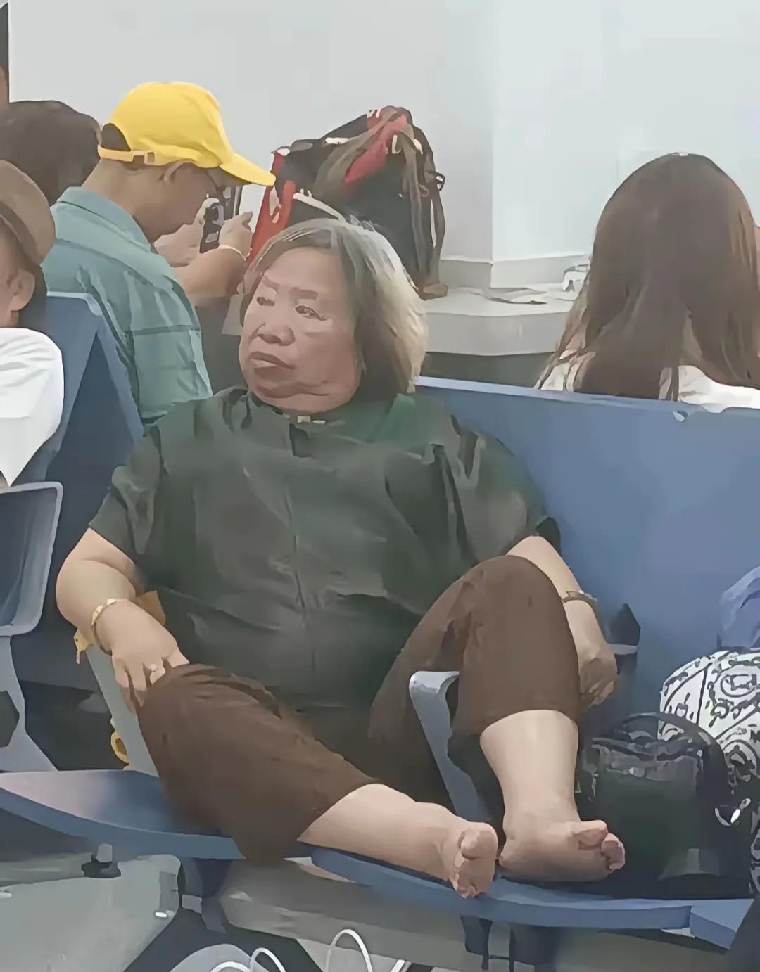 阿姨这坐姿太潇洒了，赤脚葛优躺一脸惬意，这才是候机时该有的松弛感呀！