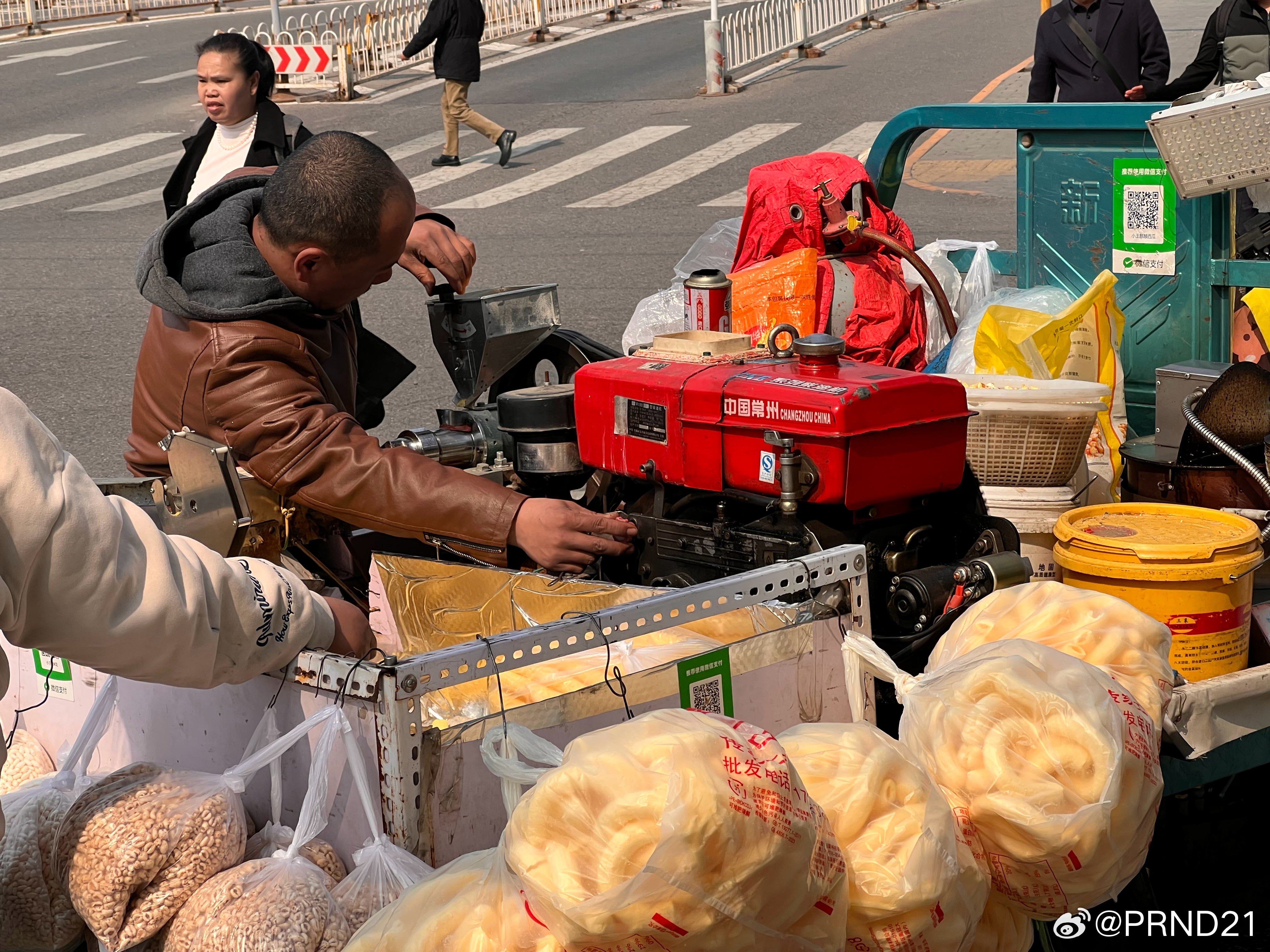 有句港句，我小时候只看过这个，但没吃过……光看大哥调柴油机转速这钱也值了啊…… 