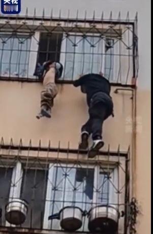 他被夸到央视了!外卖小哥徒手爬楼救娃！救人的为啥是他，不是别人？心理学揭秘英雄背