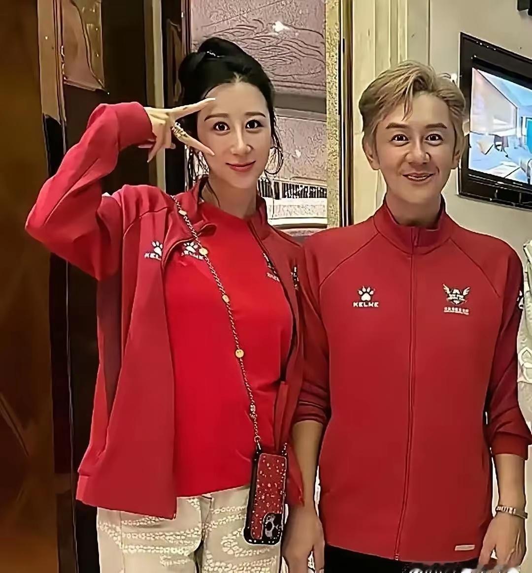 56岁陈浩民跟老婆蒋丽莎住了家豪华酒店。他这次露面状态特别差，瘦得脱相，脸看着沧
