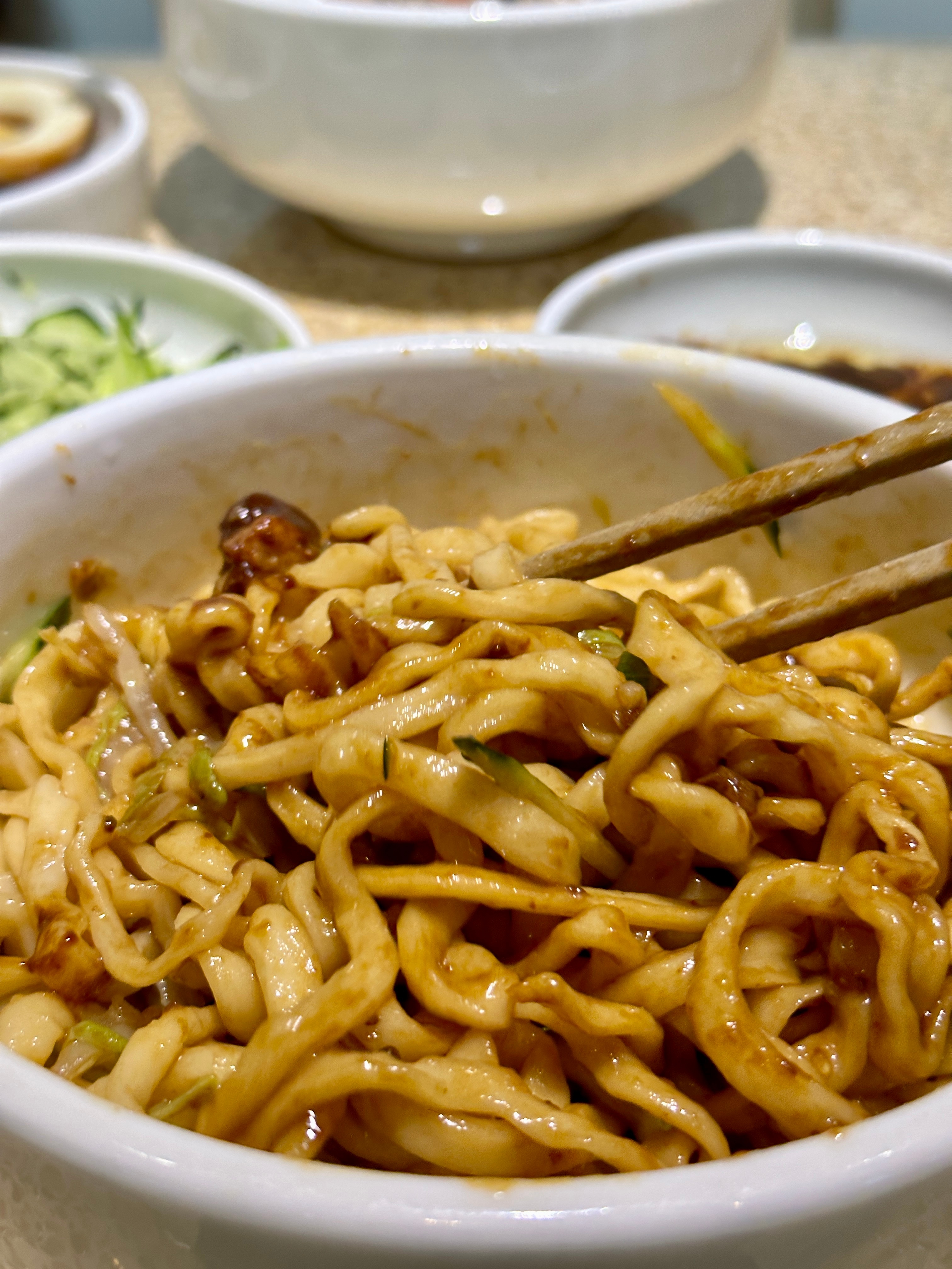 我点的炸酱面，大老师点的牛肉烩饭，尝过之后都觉得对方的好吃一点索性换过来吃。 ​