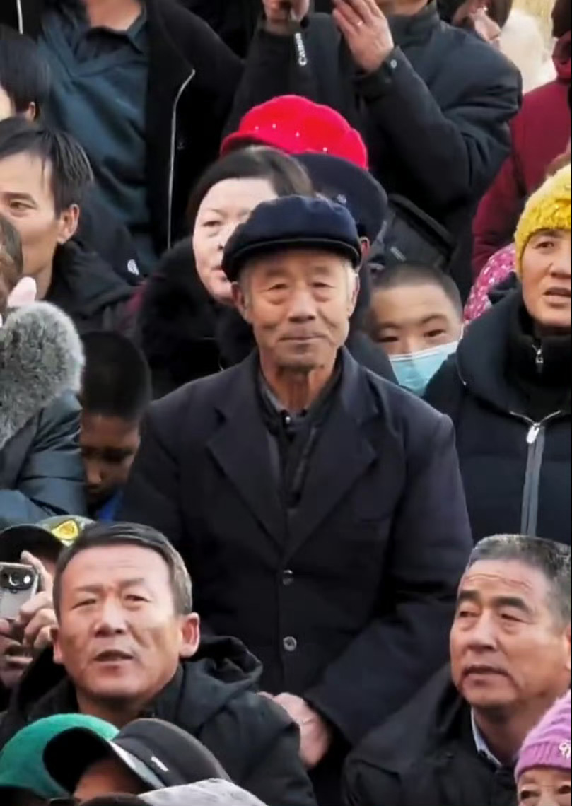 戏曲界有自己的站爷站奶不错不错，敬老院的重阳节不一般，秦腔大戏唱得欢，还帮老人梳