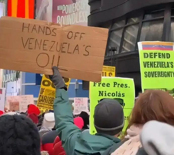 1月3日凌晨，游行抗议的队伍从白宫前到时代广场，从芝加哥到迈阿密，愤怒的标语和嘶