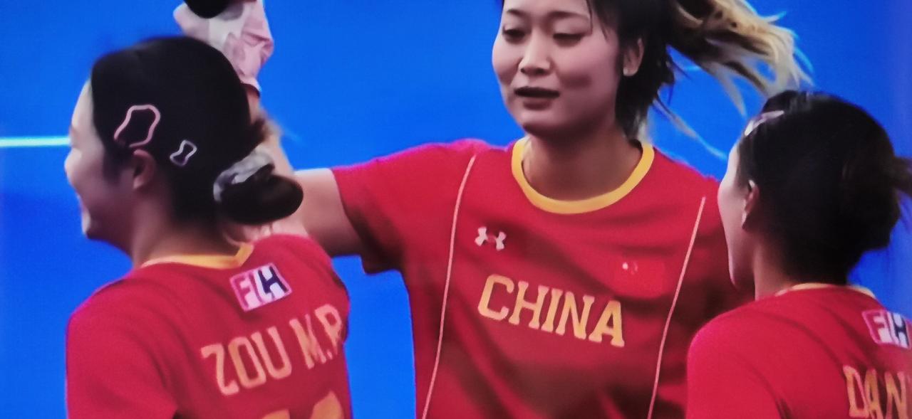 女曲打进八强
五比一险胜南非🇿🇦小组赛两胜一平，中国女曲进军八强了！
四分之