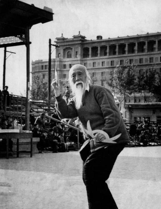 1942年，一位仙风道骨的老者在日军阵地中，被一个体型硕大、身材魁梧的日本人叫到