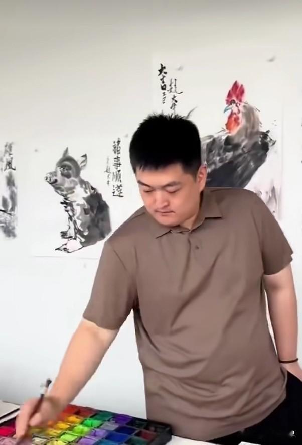 谁说牛牛无才？这就是真实的牛牛。不愧是本山的儿子，基因太强大，看他泼墨时的身姿，