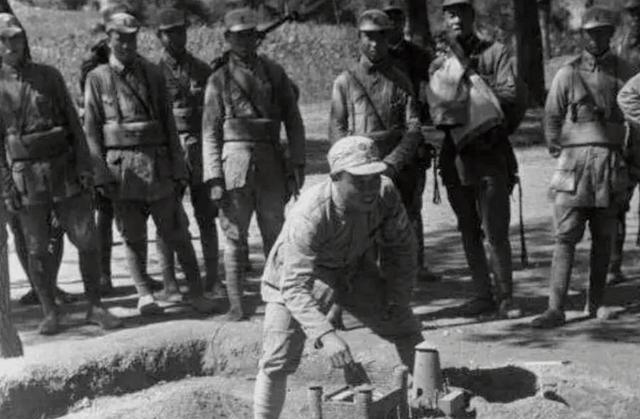 抗战中，日军头顶稻草躲过新四军哨兵潜入村中，副团长吴焜在团部无意抬眼，发现稻草在